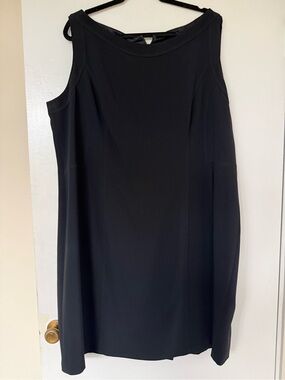 Sleek Black Sleeveless Midi Dress